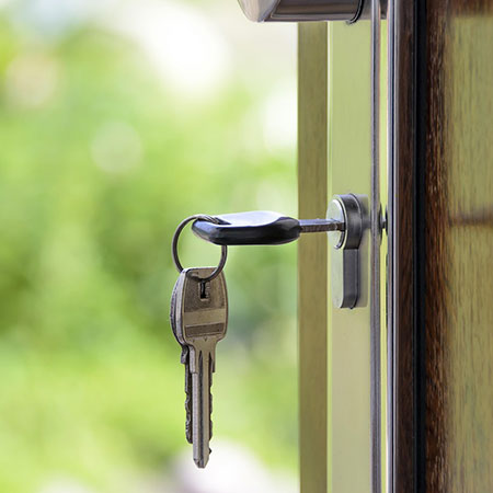 Schlüssel in offener Haustür